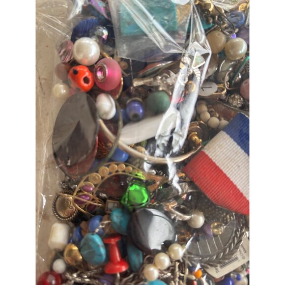 Mixed Craft Beads & Jewelry Making Supplies 2 Lbs 5 Oz Assorted Materials & Colo - Picture 12 of 16